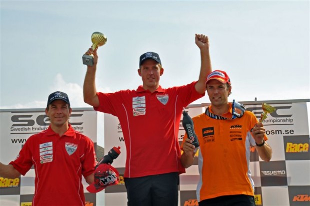 Lördagens tävling blev en stor triumf för Teamet, då Niklas Gustafsson och Carl-Johan Bjerkert lotsade sina Honda CRF 250X till en dubbelseger i E1 klassen.